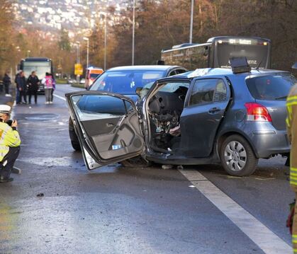 Kollision von Linienbus und Auto – mindestens ein Verletzter