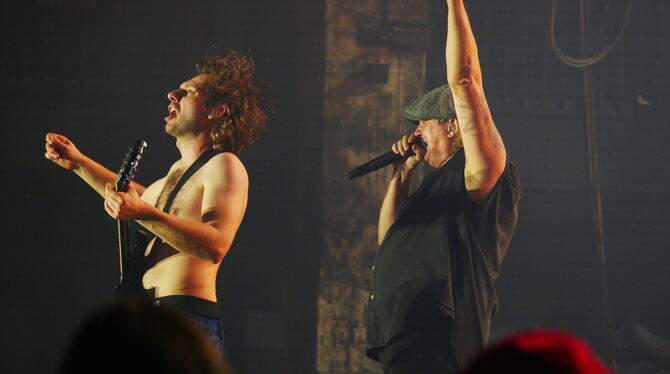 We Salute You AC/DC Tribute Metzingen 2025 Gitarrensturm und wilder Schrei: Kili Locke (links) und Grant Foster von We Salute You.
