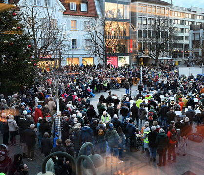 Mehrere hundert Zuhörer und knapp 200 Musiker aus dem ganzen Evangelischen Kirchenbezirk Reutlingen beim Weihnachtsliederblasen