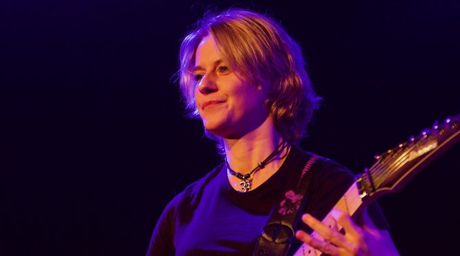 Rockkonzert Die Ulmer Gitarristin Yasi Hofer glänzt mit fantasievollen Melodieläufen.