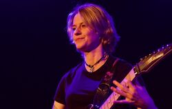 Die Ulmer Gitarristin Yasi Hofer glänzt mit fantasievollen Melodieläufen.