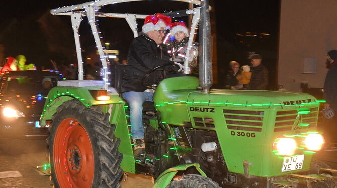 Klein und groß, jung und alt sind bei der Lichterfahrt dabei.