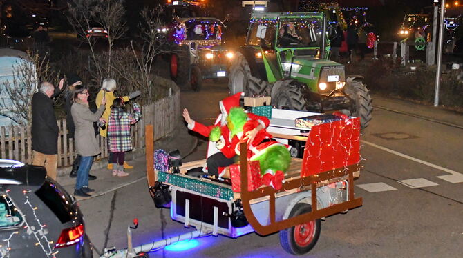 Der Weihnachtsmann mit seinem modernen Schlitten.