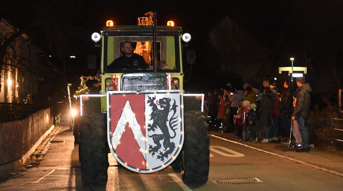 Unübersehbar: Die Lichterfahrt geht durch Öschingen.