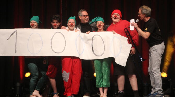 Spendengala Zirkus Zambaioni, Tübingen: Thomas Jaißle von Star Care (Bildmitte) übergab einen symbolischen Scheck, dessen Summe