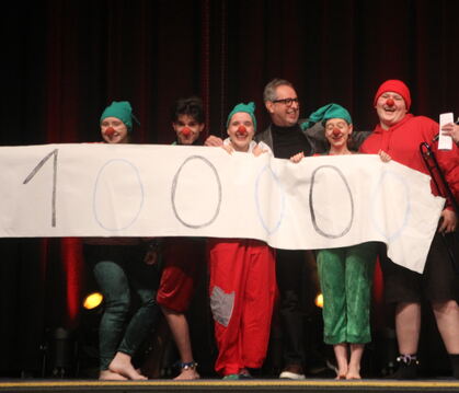 Spendengala Zirkus Zambaioni, Tübingen: Thomas Jaißle von Star Care (Bildmitte) übergab einen symbolischen Scheck, dessen Summe