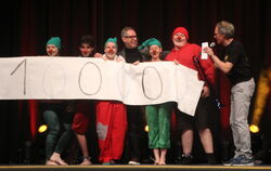 Spendengala Zirkus Zambaioni, Tübingen: Thomas Jaißle von Star Care (Bildmitte) übergab einen symbolischen Scheck, dessen Summe