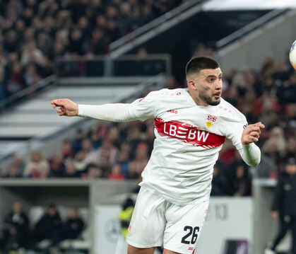 Deniz Undav befördert den Ball in der Nachspielzeit per Kopf ins Tor – doch der Treffer zählt nicht.