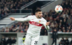 Deniz Undav befördert den Ball in der Nachspielzeit per Kopf ins Tor – doch der Treffer zählt nicht.