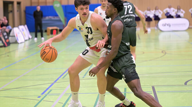 Aike Bensmann (links, mit Ball) gelang mit jeweils zwölf Punkten und Rebounds sein erstes Double-Double im Trikot der Ravens.