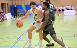 Aike Bensmann (links, mit Ball) gelang mit jeweils zwölf Punkten und Rebounds sein erstes Double-Double im Trikot der Ravens.