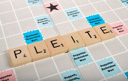 Buchstabenspiel, Symbolbild, Buchstaben bilden das Wort Pleite, Corona-Krise, Deutschland