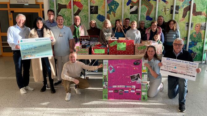 Für die krebskranken Kinder, die Weihnachten in der Uniklinik verbringen müssen, haben Manuela Rein (links) und ihre Freunde und