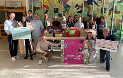 Für die krebskranken Kinder, die Weihnachten in der Uniklinik verbringen müssen, haben Manuela Rein (links) und ihre Freunde und