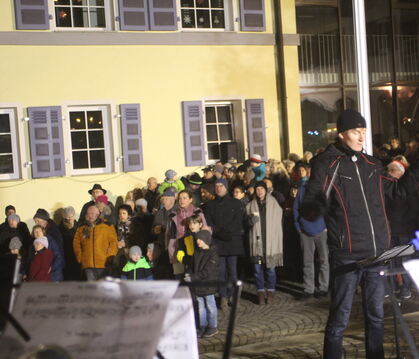 Jonas Högermeyer dirigierte die Musiker auf dem Kirchentellinsfurter Rathausplatz.