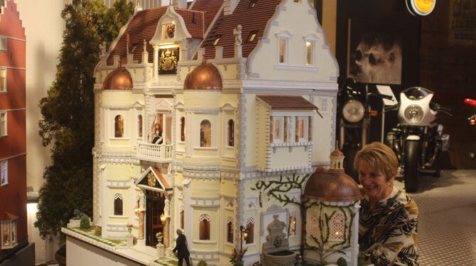 Sonderschau Museum Boxenstop, Tübingen Besucherin Renate Hoh fühlte sich durch dieses Puppenschloss in die eigene Kindheit zurückversetzt.