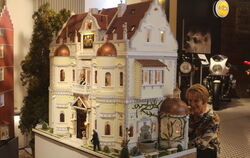 Besucherin Renate Hoh fühlte sich durch dieses Puppenschloss in die eigene Kindheit zurückversetzt.