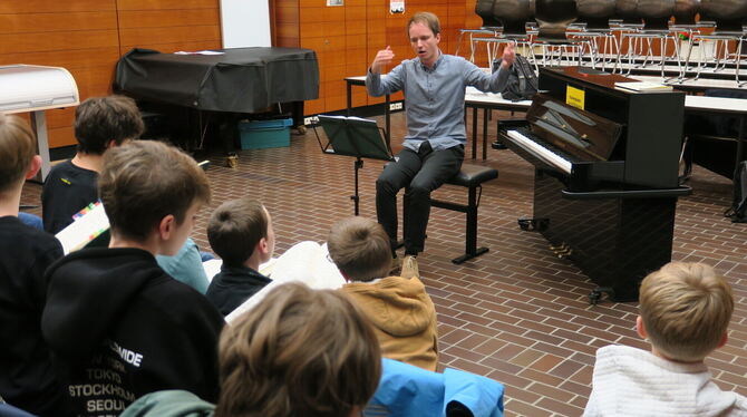 Hier leitet Johannes Kaupp die Jüngeren des Chors im Musiksaal des Listgymnasiums.