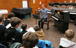 Hier leitet Johannes Kaupp die Jüngeren des Chors im Musiksaal des Listgymnasiums.