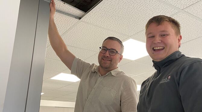 Kommt hier eine neue Ausgabe des GEA ins Gemäuer? Die hohle Zwischendecke könnten sich Schulleiter Magnus Klinzing und Hausmeist
