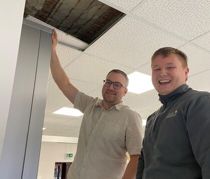 Kommt hier eine neue Ausgabe des GEA ins Gemäuer? Die hohle Zwischendecke könnten sich Schulleiter Magnus Klinzing und Hausmeist