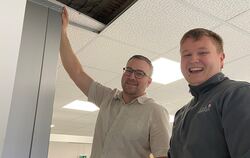 Kommt hier eine neue Ausgabe des GEA ins Gemäuer? Die hohle Zwischendecke könnten sich Schulleiter Magnus Klinzing und Hausmeist