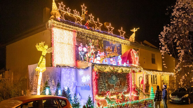 Das Weihnachtshaus auf der Reutlinger Römerschanze leuchtet in der Nacht.