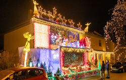Das Weihnachtshaus auf der Reutlinger Römerschanze leuchtet in der Nacht.