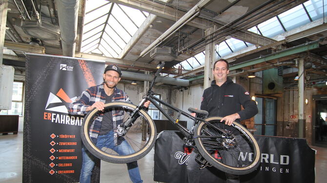 Samuel Löffler (links) vom Evangelischen Jugendwerk Bad Urach-Münsingen ist der »Erfinder« des Projekts »erFAHRBAR« und des Indo