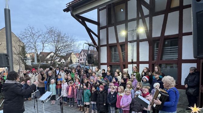 Der Kinderchor des Liederkranzes hatte auf dem Molkereiplatz seinen von viel Beifall gekrönten Auftritt.  FOTO: RUOF