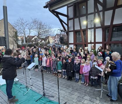Der Kinderchor des Liederkranzes hatte auf dem Molkereiplatz seinen von viel Beifall gekrönten Auftritt.  FOTO: RUOF