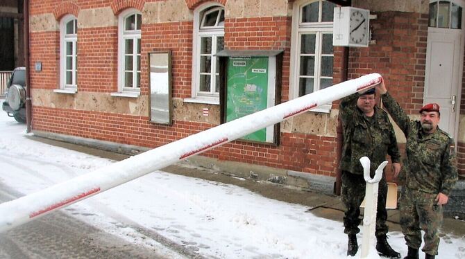 Das Ende des Alten Lagers vor 20 Jahren: Kommandant Oberstleutnant Dieter Kargl (rechts) und Hauptfeldwebel Andreas Schimanski v