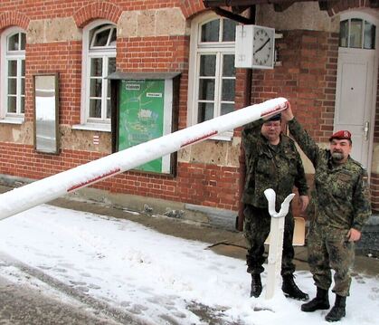 Das Ende des Alten Lagers vor 20 Jahren: Kommandant Oberstleutnant Dieter Kargl (rechts) und Hauptfeldwebel Andreas Schimanski v