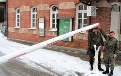 Das Ende des Alten Lagers vor 20 Jahren: Kommandant Oberstleutnant Dieter Kargl (rechts) und Hauptfeldwebel Andreas Schimanski v