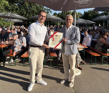 Im Juni feierte die Gemeinde Hohenstein ihr 50-jähriges Bestehen. In diesem Rahmen würdigte Bürgermeister Simon Baier (links) au