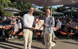 Im Juni feierte die Gemeinde Hohenstein ihr 50-jähriges Bestehen. In diesem Rahmen würdigte Bürgermeister Simon Baier (links) au