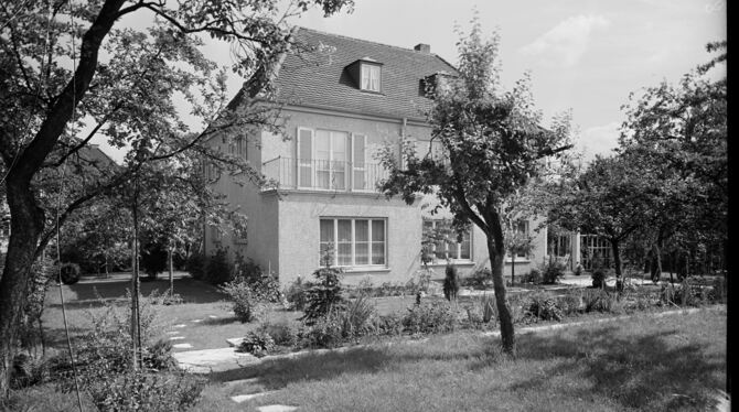 Fotofahndung Dieses Wohnhaus aus mit viel Gartengrün drumrum wurde Anfang/Mitte der 1930er-Jahre abgelichtet: Wer kennt die Adresse der Immob