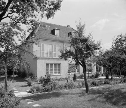 Dieses Wohnhaus aus mit viel Gartengrün drumrum wurde Anfang/Mitte der 1930er-Jahre abgelichtet: Wer kennt die Adresse der Immob