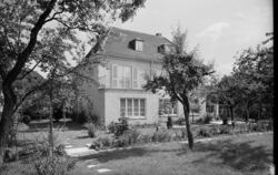 Dieses Wohnhaus aus mit viel Gartengrün drumrum wurde Anfang/Mitte der 1930er-Jahre abgelichtet: Wer kennt die Adresse der Immob