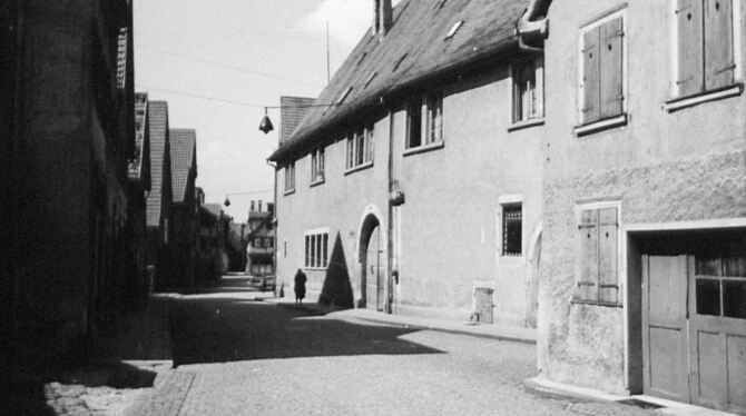 S 105/5 A Nr. 26/8 (ca. 1940 - Straßenansicht mit Kellerportal):,S 105/5 A Nr. 26/8 (ca. 1940 - Straßenansicht mit Kellerportal) Etwa 1940 – Straßenansicht mit Kellerportal: Welche Straße ist dem Fotografen hier vor die Linse gekommen?