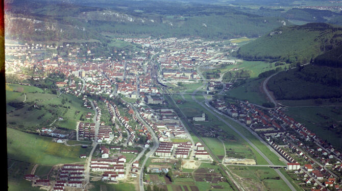 S 105/5 L Nr. 2290/1 (um 1965 - Stadtansicht): Welche Stadt ist,S 105/5 L Nr. 2290/1 (um 1965 - Stadtansicht): Welche Stadt ist Um 1965 – Stadtansicht: Welche Kommune ist auf diesem Luftbild zu sehen?