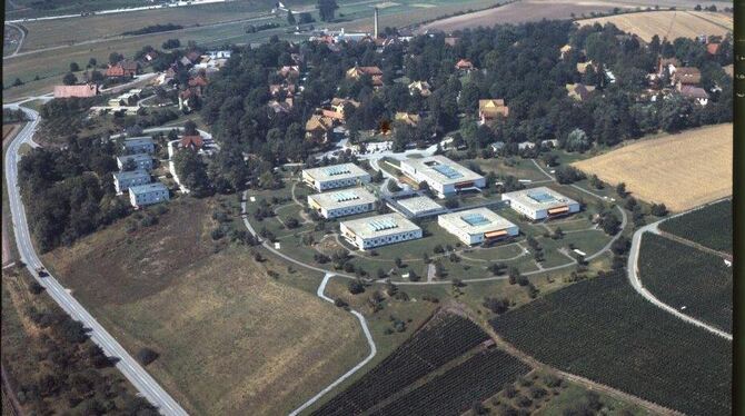 Fotofahndung Diese Luftaufnahme datiert aus den 1970er-Jahren. Wer kann Hinweise zu den Flachdach-Immobilien geben?