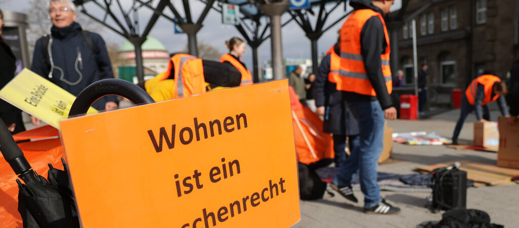 Kundgebungen für mehr Wohnraum fanden dieses Jahr bundesweit statt. Gerade der soziale Wohnraum ist absolute Mangelware. 