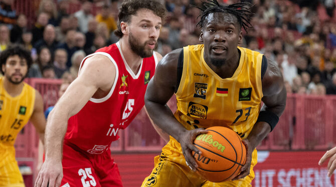 Melkisedek Moreaux (rechts) und die Tigers Tübingen liefern den Artland Dragons einen harten Kampf.