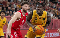 Melkisedek Moreaux (rechts) und die Tigers Tübingen liefern den Artland Dragons einen harten Kampf.