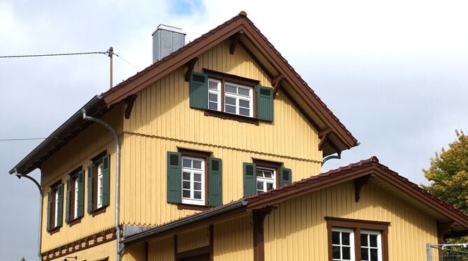 Der Bahnhof Gomadingen erstrahlt in neuem Glanz.  FOTO: LENK