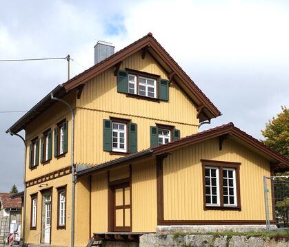 Der Bahnhof Gomadingen erstrahlt in neuem Glanz.  FOTO: LENK