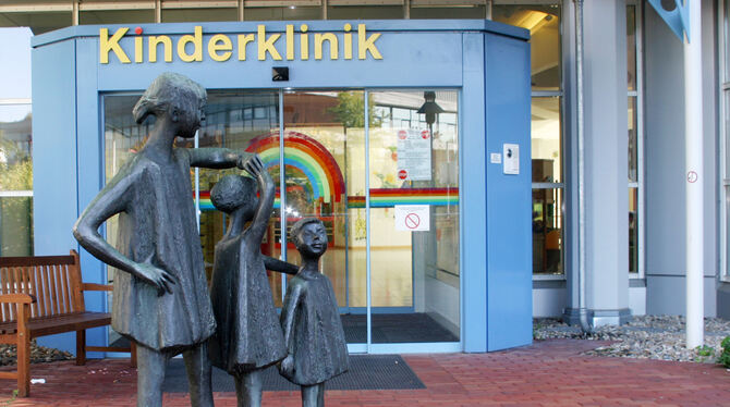 Im Gefängnis, bei der Feuerwehr, Polizei und Bundeswehr und in der Kinderklinik wird Weihnachten gefeiert. FOTOS: ZIMMERMANN/UKT