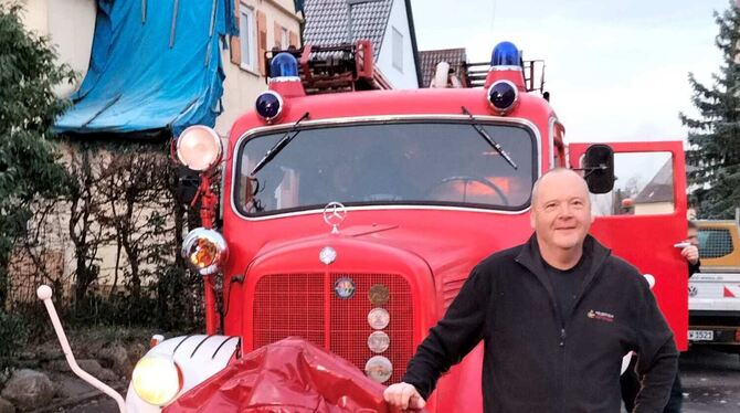 Mit einem Oldtimer wurde der Metzinger Feuerwehrkommandant Hartmut Holder zuhause abgeholt. In der Hauptfeuerwache wurde er auf