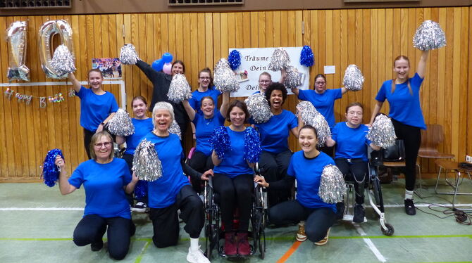 Emely Wagner (Bildmitte) ist seit der Gründung bei den »Blue Poisons«, links neben ihr ist die ehemalige Trainerin Susanne Pape-